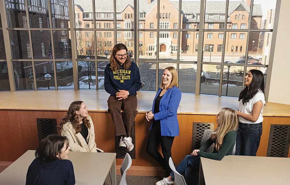Jennifer Garner with a group of students inside the School of Public Health