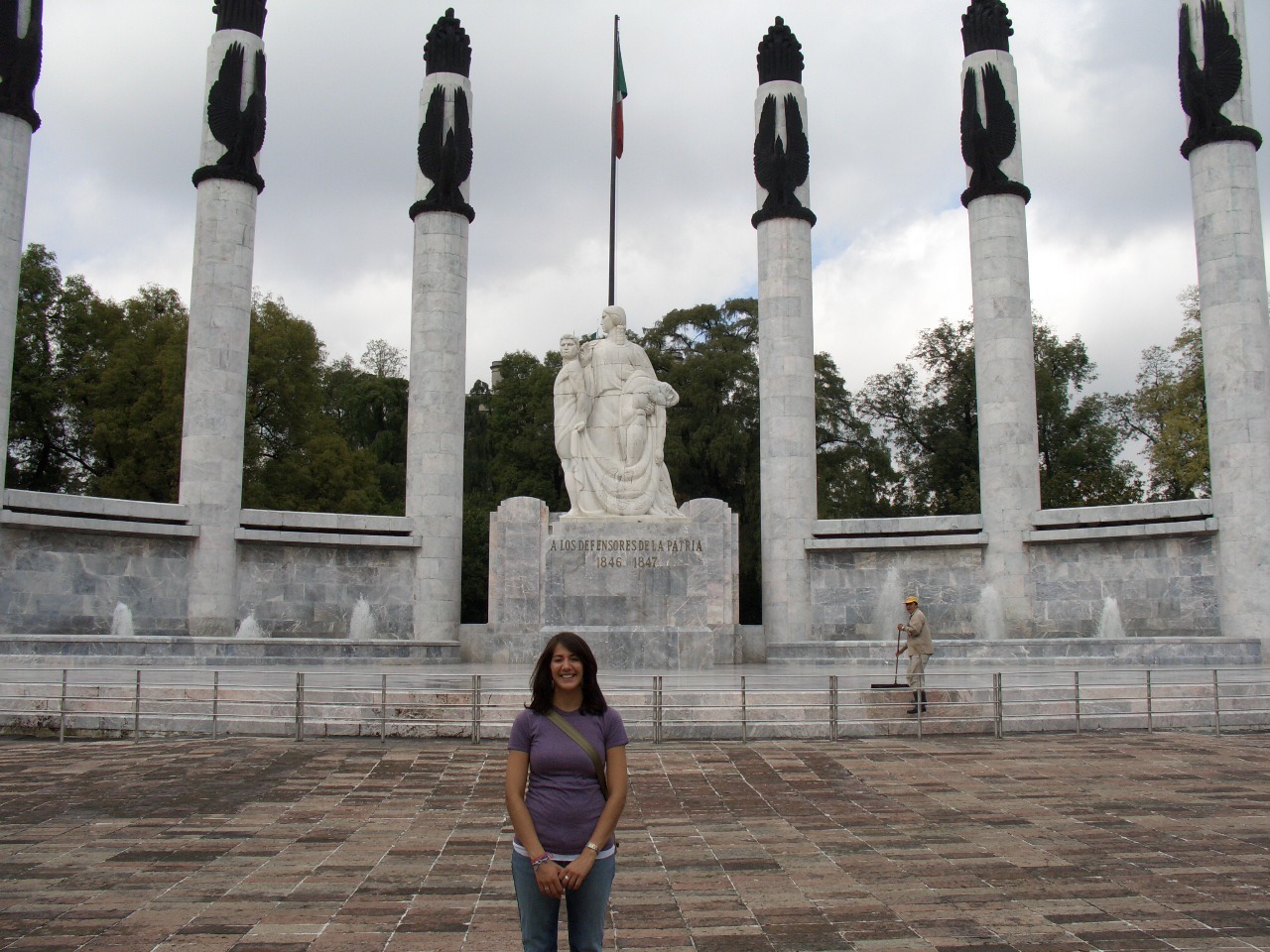 Szekeres at Monumento a los Niños Héroes